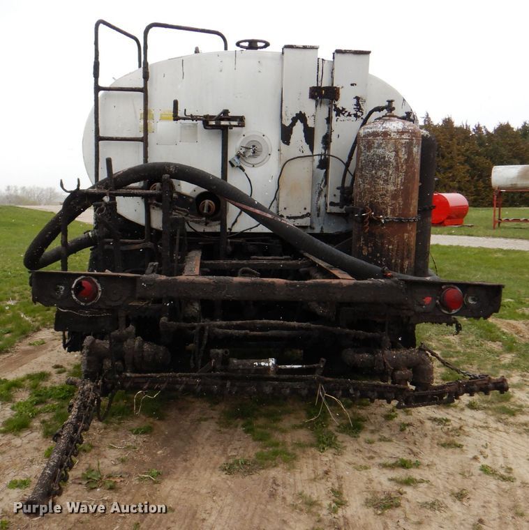 image for item IQ9255 1973 Ford  oil distributor truck