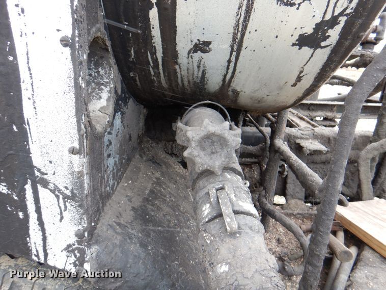 image for item IQ9255 1973 Ford  oil distributor truck