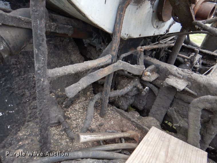 image for item IQ9255 1973 Ford  oil distributor truck