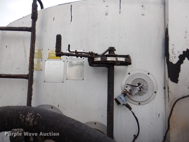 image for item IQ9255 1973 Ford  oil distributor truck