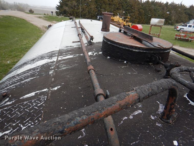 image for item IQ9255 1973 Ford  oil distributor truck