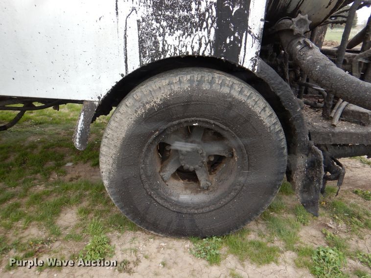 image for item IQ9255 1973 Ford  oil distributor truck