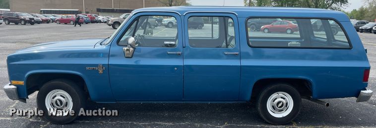 image for item IR9925 1988 Chevrolet C10 Suburban  SUV