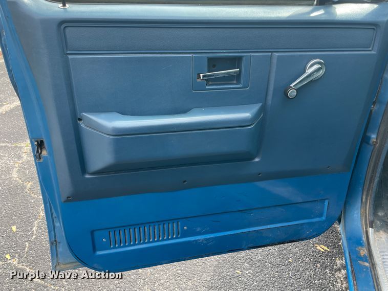 image for item IR9925 1988 Chevrolet C10 Suburban  SUV