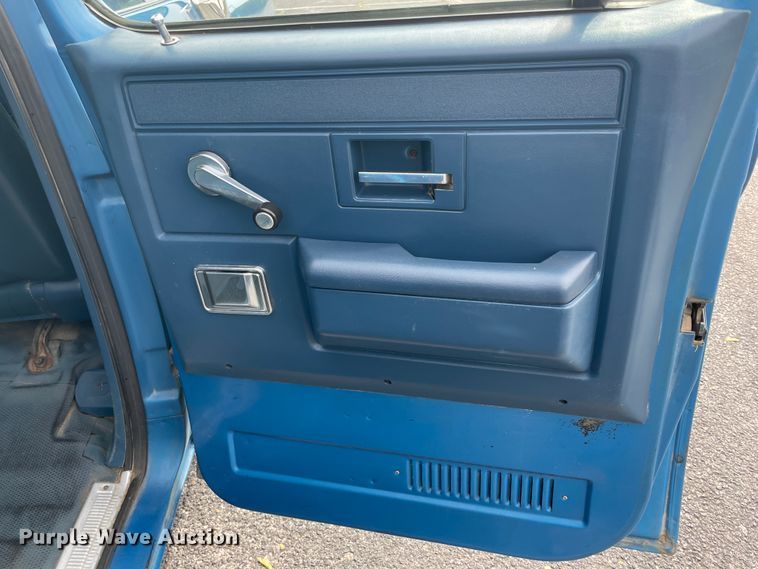 image for item IR9925 1988 Chevrolet C10 Suburban  SUV