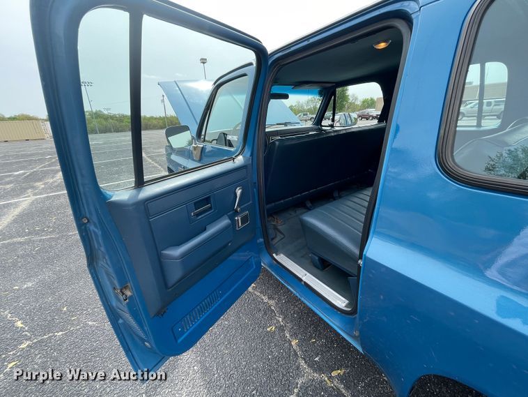 image for item IR9925 1988 Chevrolet C10 Suburban  SUV