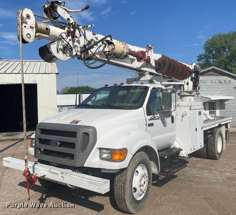 image for item IR9946 2004 Ford F750  digger derrick truck