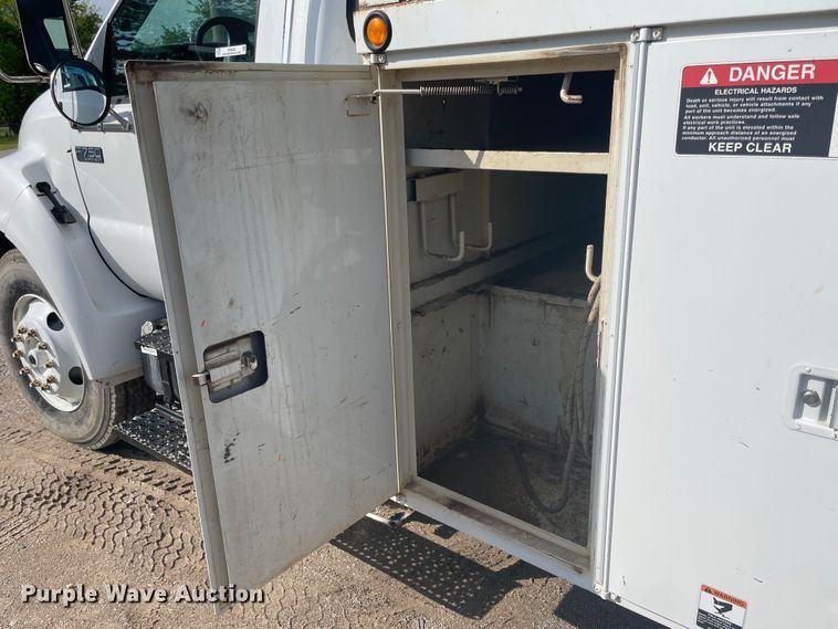 image for item IR9946 2004 Ford F750  digger derrick truck