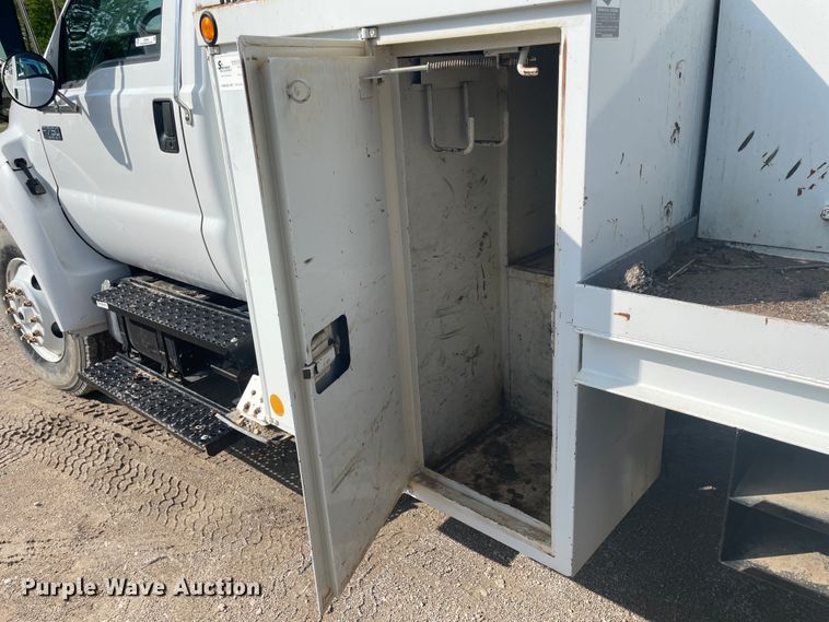 image for item IR9946 2004 Ford F750  digger derrick truck