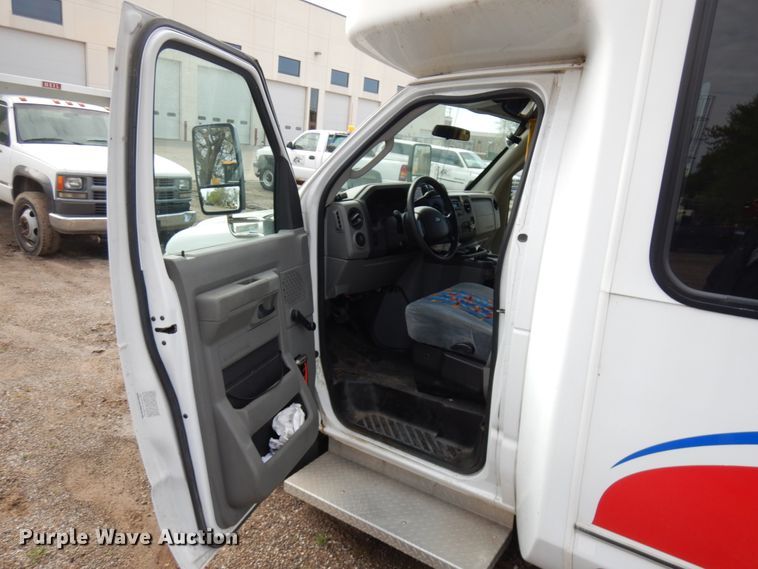 image for item IT9262 2009 Ford E450  shuttle bus