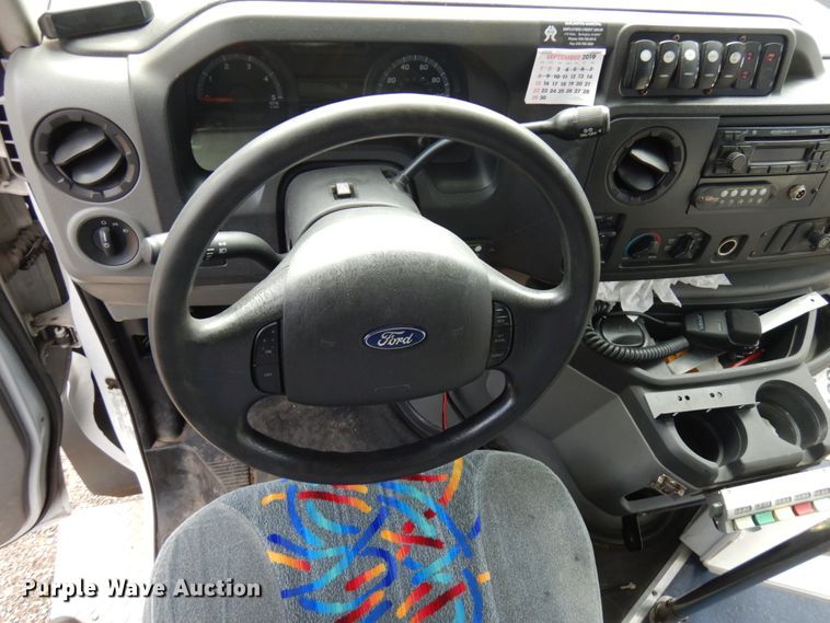 image for item IT9262 2009 Ford E450  shuttle bus