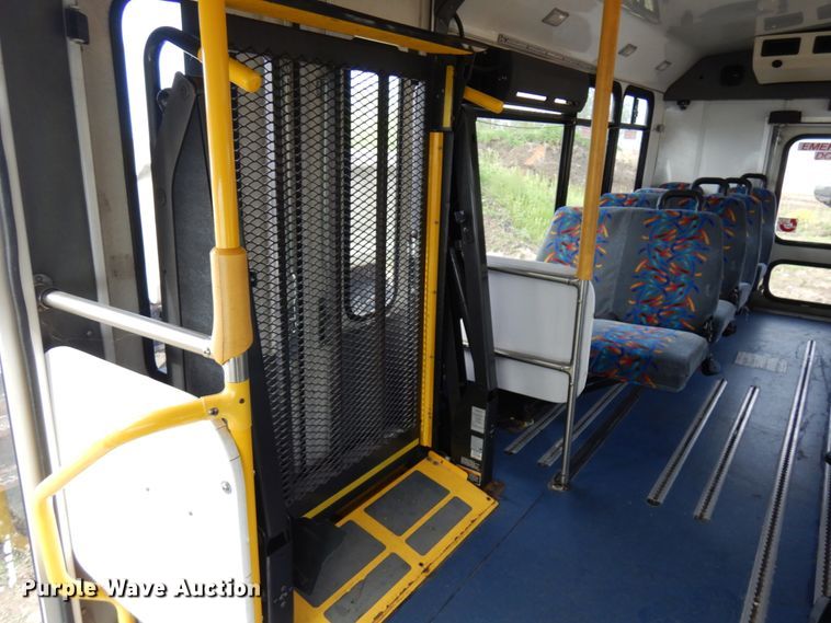 image for item IT9262 2009 Ford E450  shuttle bus