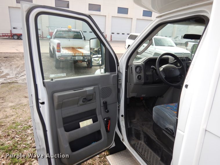 image for item IT9265 2009 Ford E450  shuttle bus