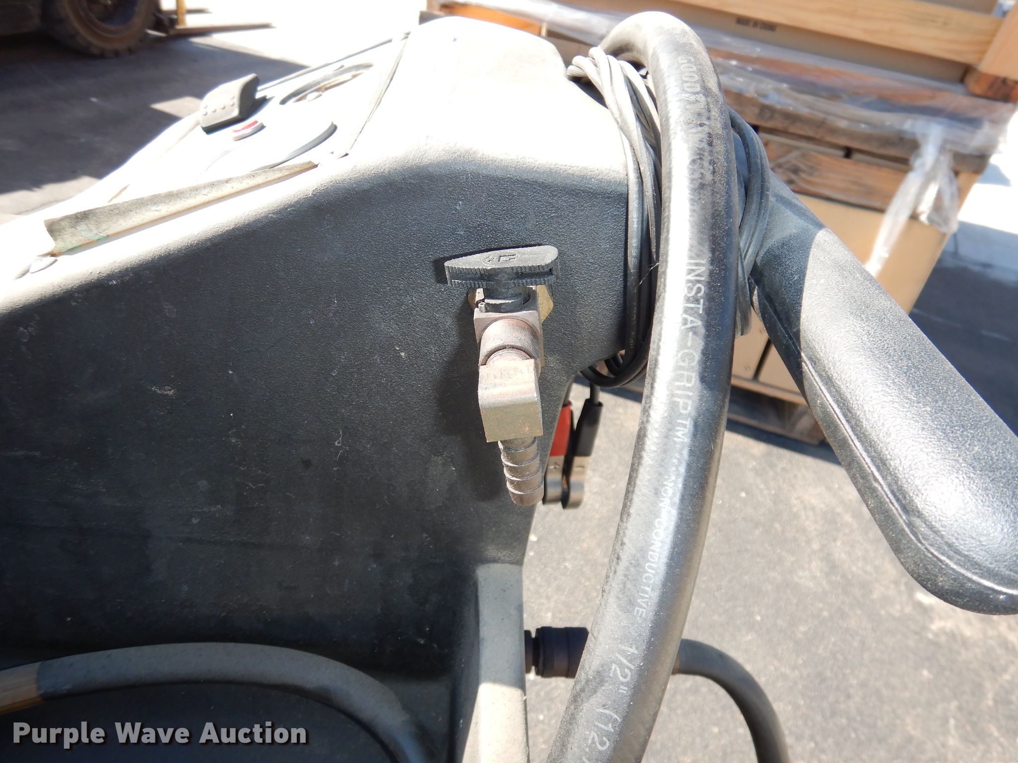 Wynns Transerve II and automatic transmission flush and fill machine in