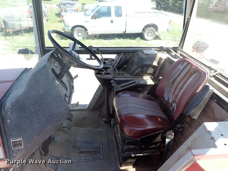 image for item DJ5668 1979 Massey Ferguson 2705  tractor