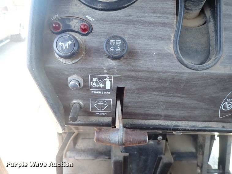 image for item DJ5668 1979 Massey Ferguson 2705  tractor