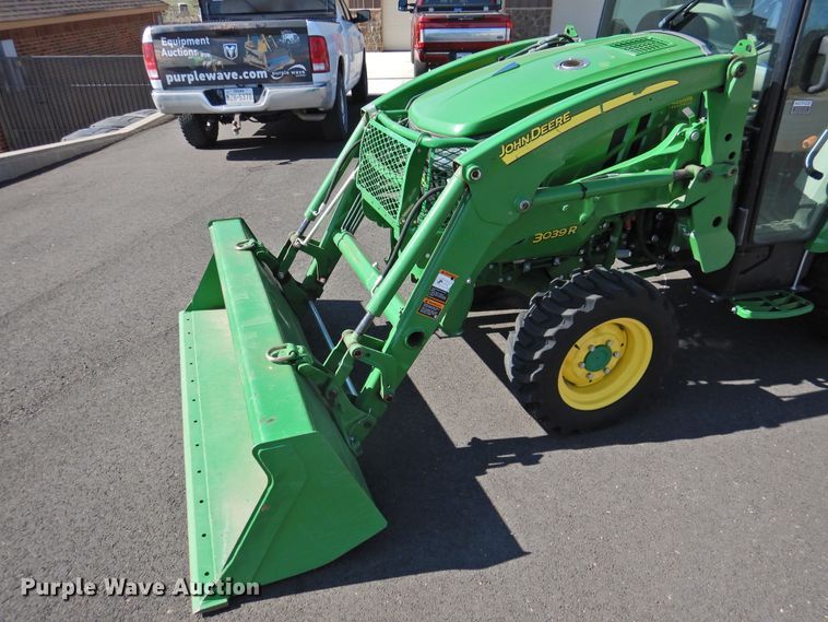 image for item DJ8433 John Deere 3039R  MFWD tractor