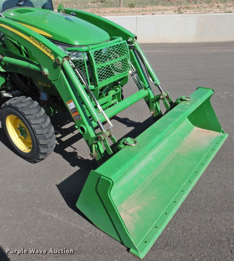 image for item DJ8433 John Deere 3039R  MFWD tractor
