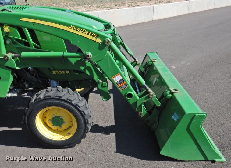 image for item DJ8433 John Deere 3039R  MFWD tractor