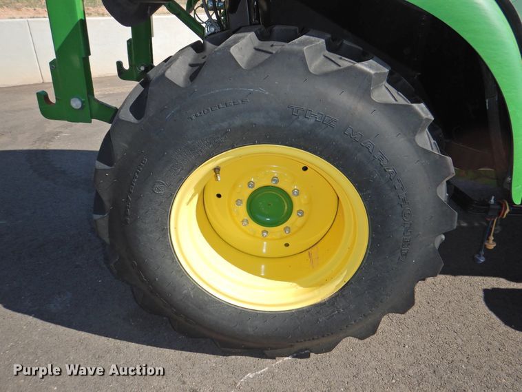 image for item DJ8433 John Deere 3039R  MFWD tractor