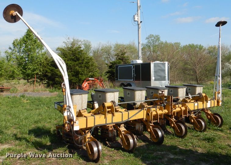 image for item DL8034 Buffalo 7010-6-30  no-till planter