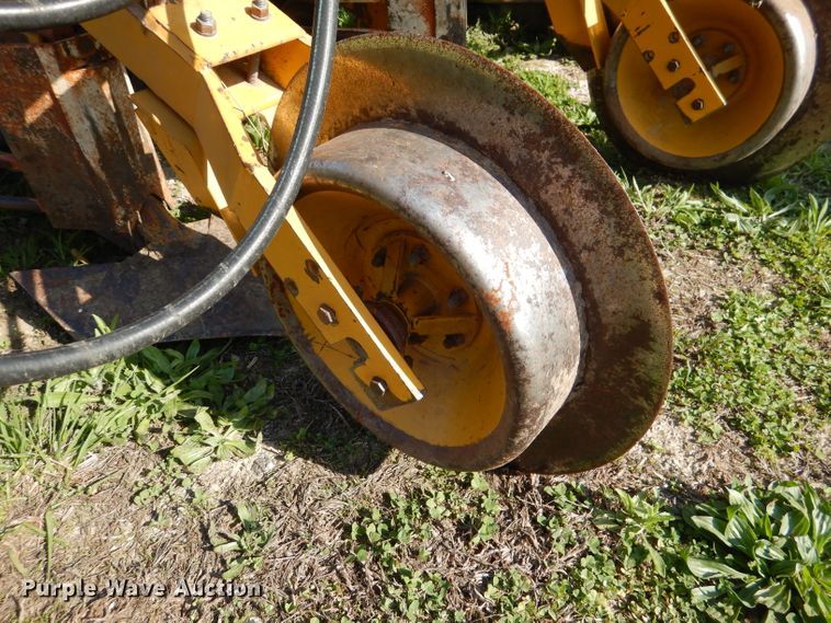 image for item DL8034 Buffalo 7010-6-30  no-till planter