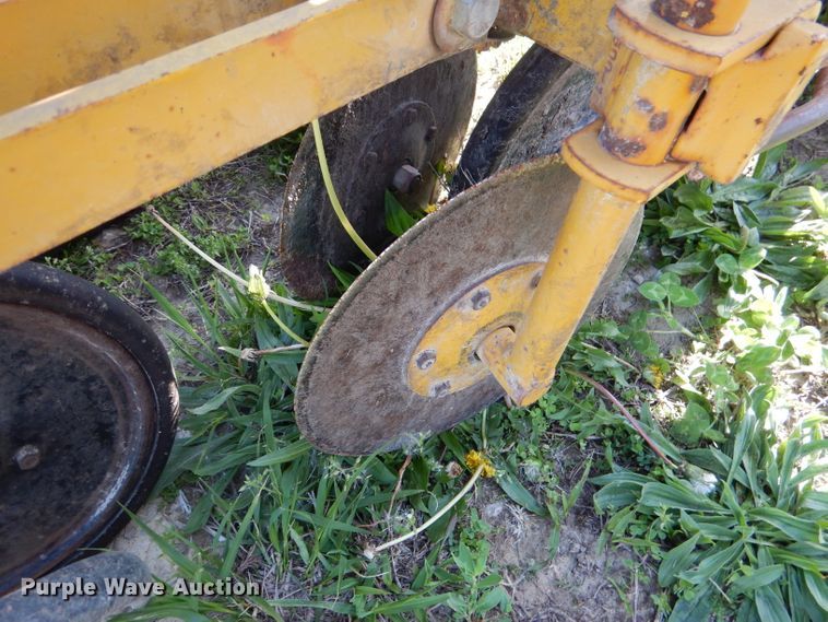 image for item DL8034 Buffalo 7010-6-30  no-till planter