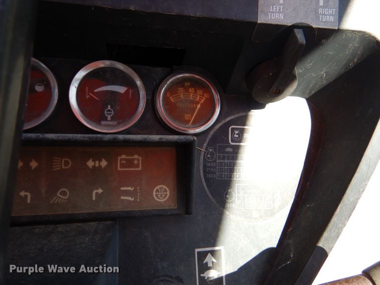 image for item DL8057 1985 Case IH 885  tractor