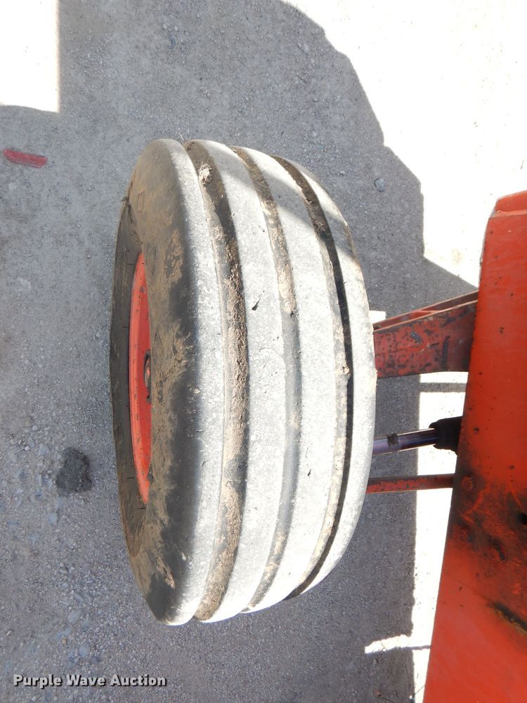 image for item DL8057 1985 Case IH 885  tractor