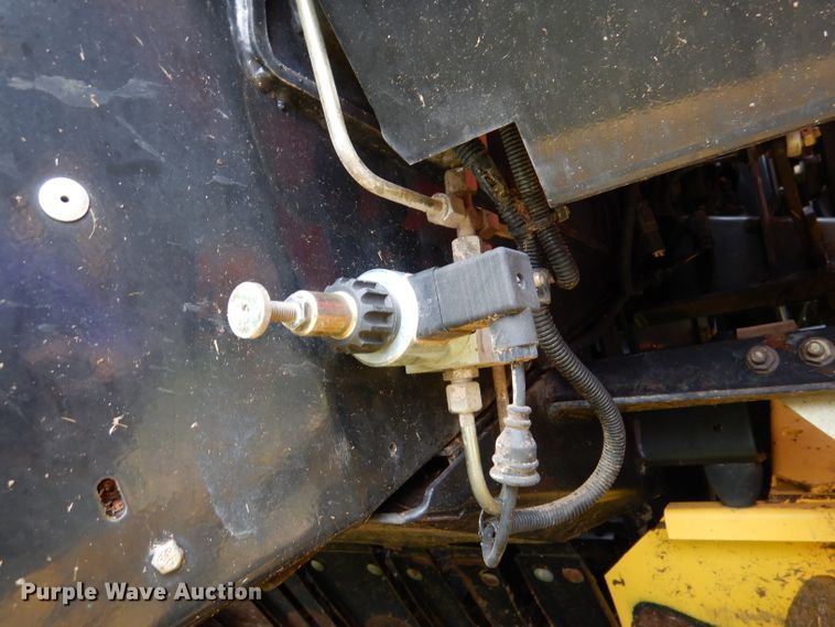 image for item DL8098 2004 New Holland BB960A  large square baler