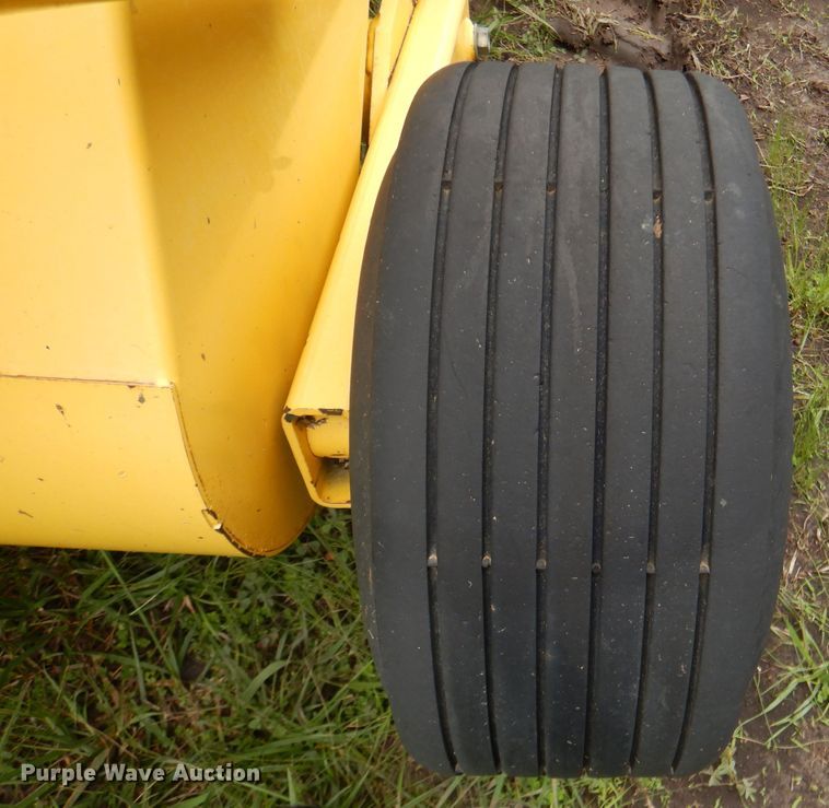 image for item DL8098 2004 New Holland BB960A  large square baler