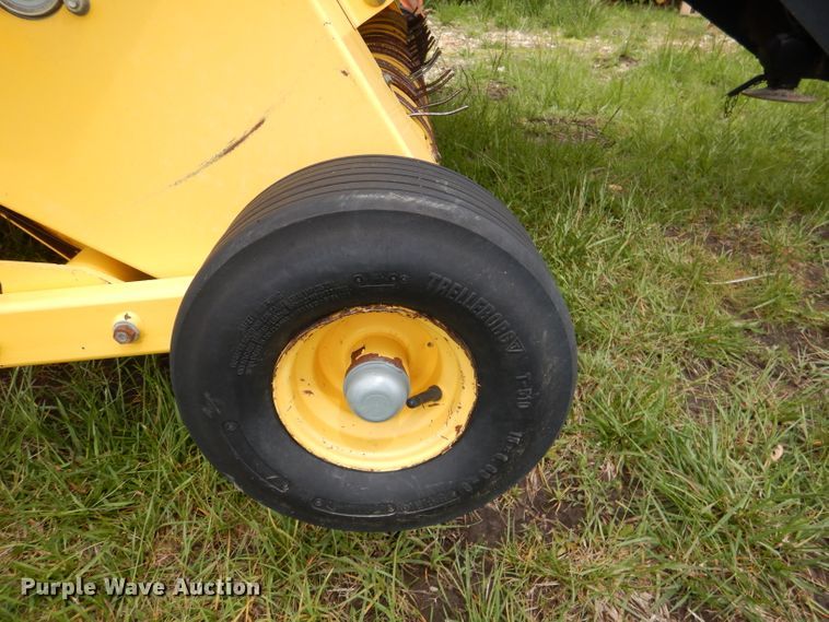 image for item DL8098 2004 New Holland BB960A  large square baler