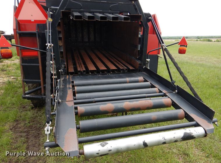 image for item DL8098 2004 New Holland BB960A  large square baler