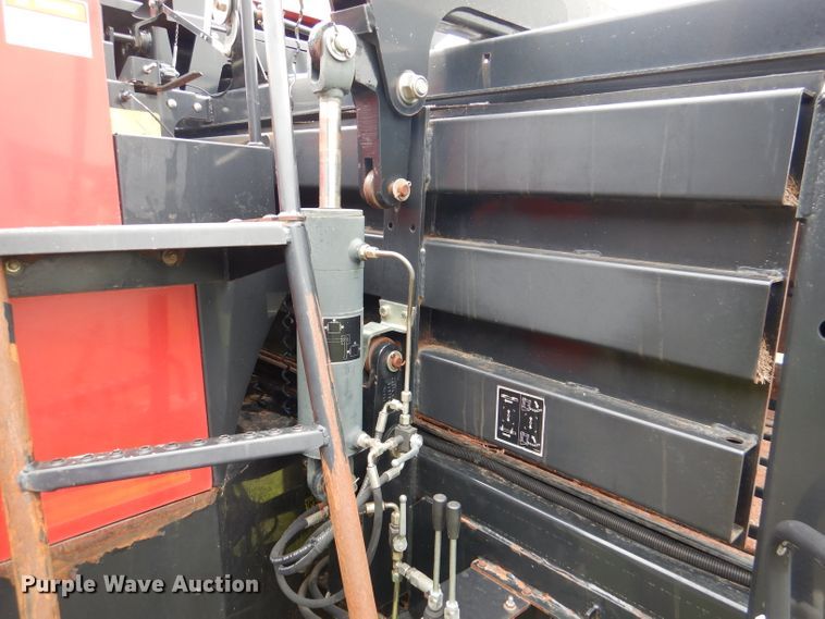 image for item DL8098 2004 New Holland BB960A  large square baler