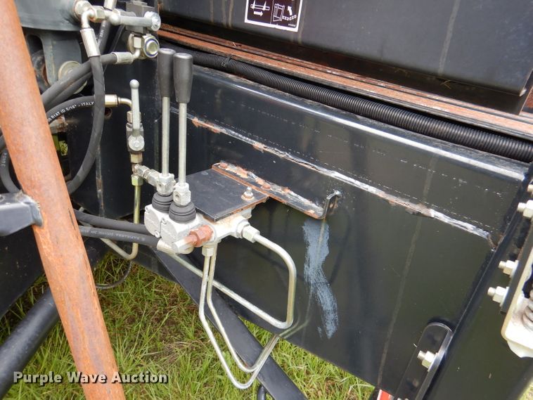 image for item DL8098 2004 New Holland BB960A  large square baler