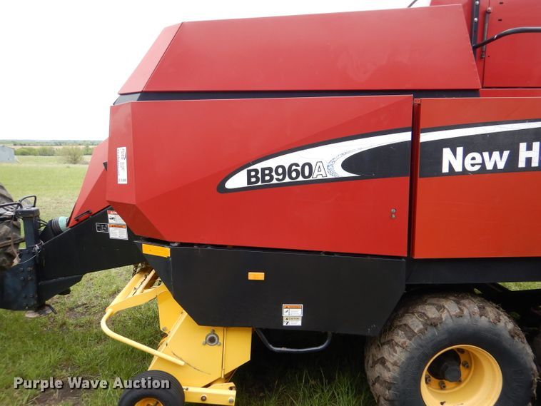image for item DL8098 2004 New Holland BB960A  large square baler