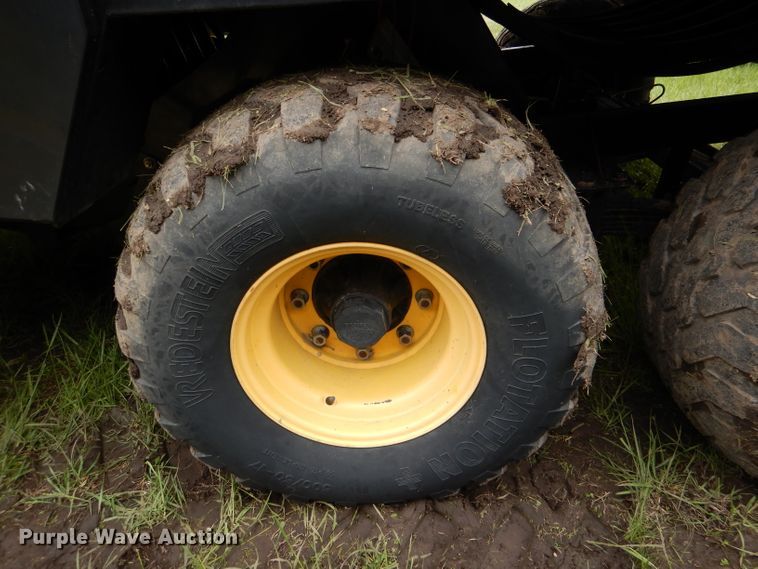 image for item DL8098 2004 New Holland BB960A  large square baler