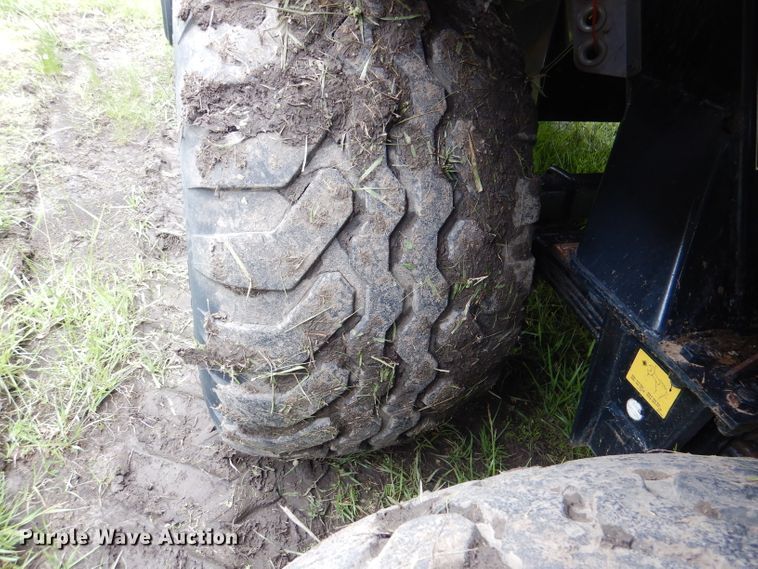 image for item DL8098 2004 New Holland BB960A  large square baler