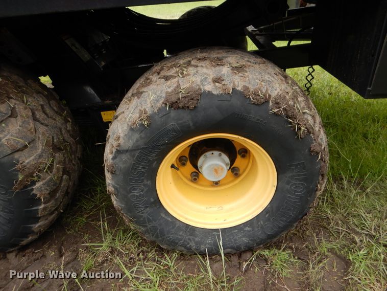 image for item DL8098 2004 New Holland BB960A  large square baler