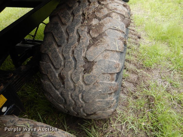 image for item DL8098 2004 New Holland BB960A  large square baler