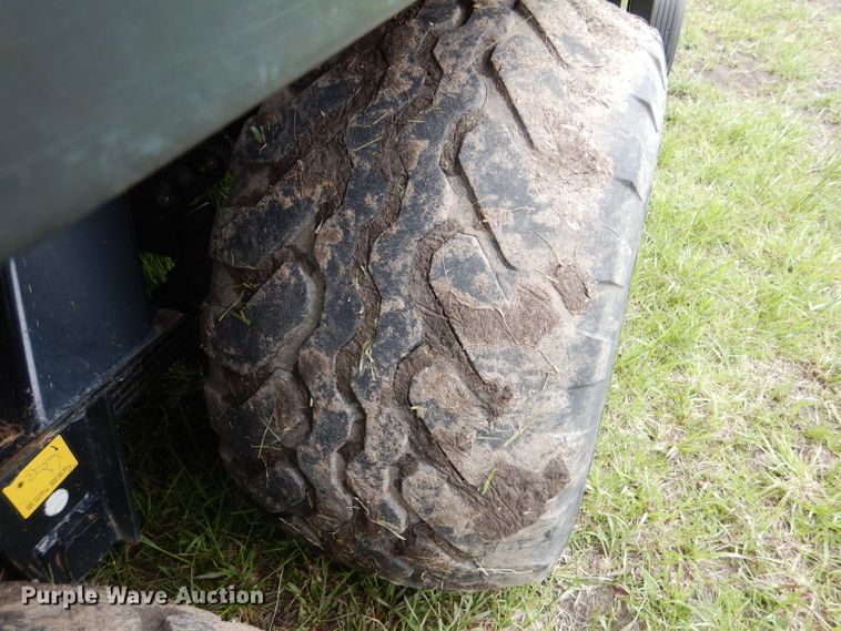 image for item DL8098 2004 New Holland BB960A  large square baler