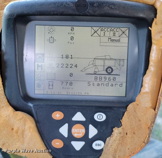 image for item DL8098 2004 New Holland BB960A  large square baler