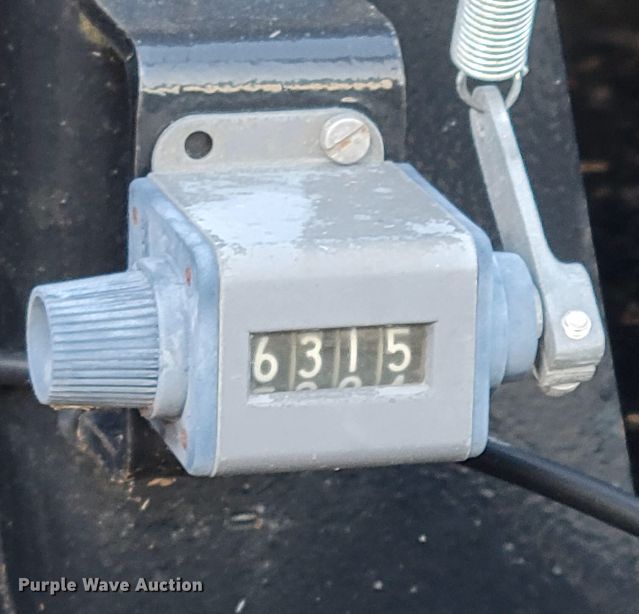 image for item DL8098 2004 New Holland BB960A  large square baler