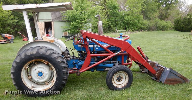 image for item DL8100 Ford 2000  tractor