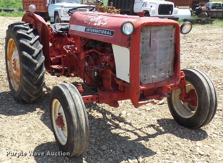 image for item DM2999 International 354  tractor
