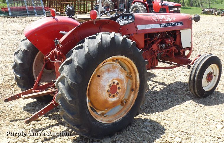 image for item DM2999 International 354  tractor