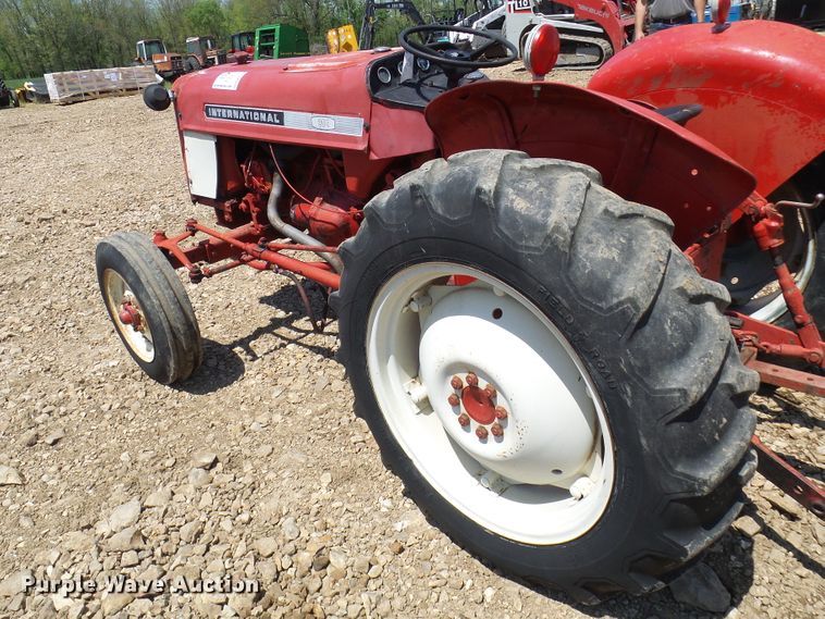 image for item DM2999 International 354  tractor