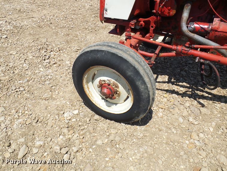 image for item DM2999 International 354  tractor