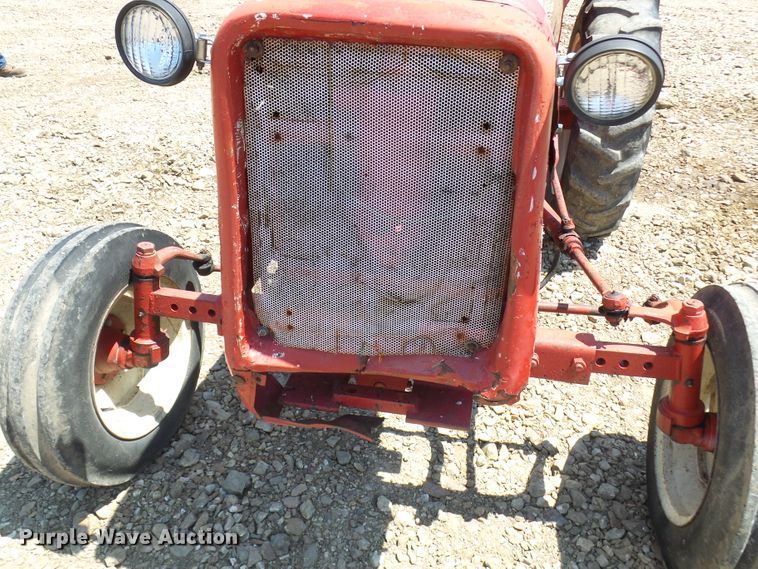 image for item DM2999 International 354  tractor