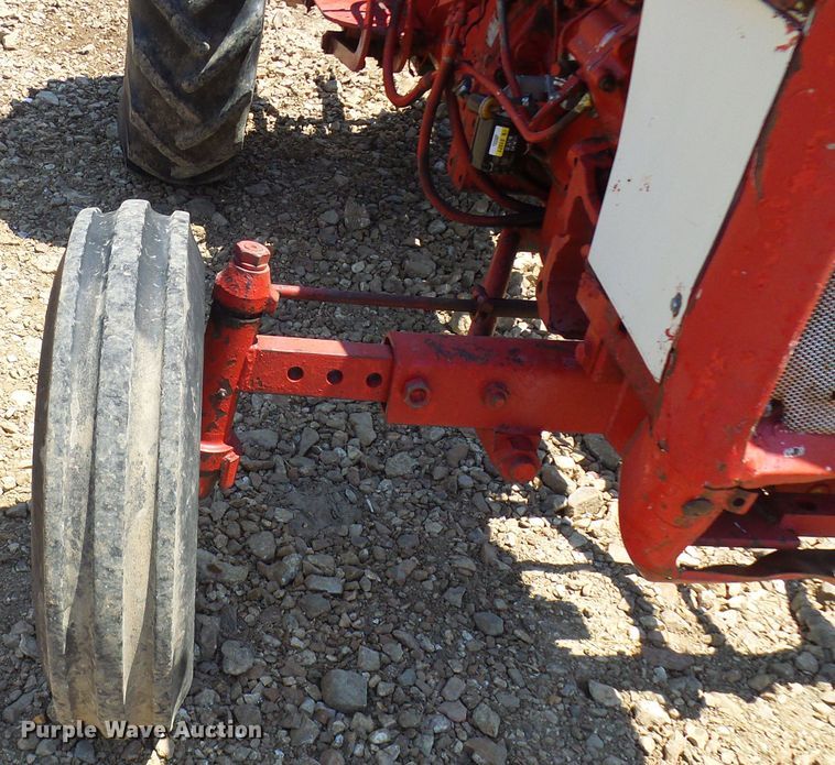 image for item DM2999 International 354  tractor